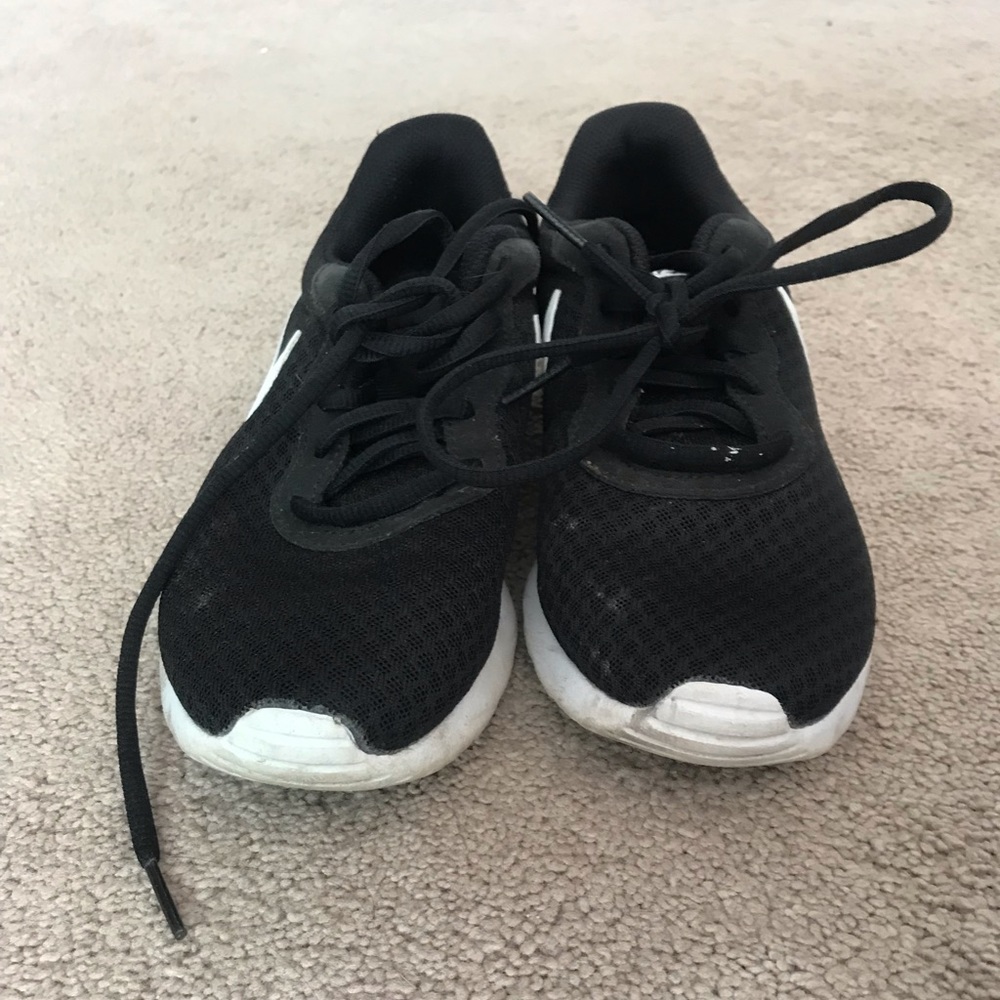 Black & White Nike Tanjun